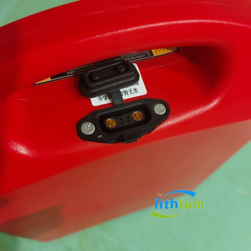 Siyah renkli elektrikli çatal taşıyıcı 30Ah kapasiteli 24V voltajlı lityum iyon pil